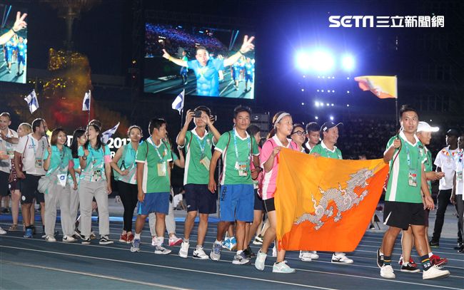 世大運閉幕典禮各國選手進場宛如嘉年華會。（記者邱榮吉/攝影）