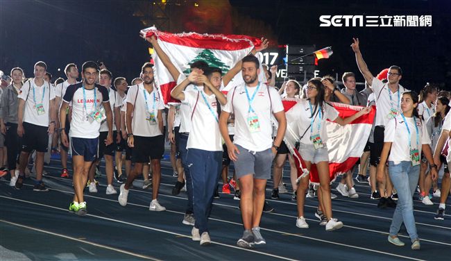 世大運閉幕典禮各國選手進場宛如嘉年華會。（記者邱榮吉/攝影）