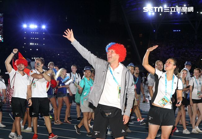 世大運閉幕典禮各國選手進場宛如嘉年華會。（記者邱榮吉/攝影）
