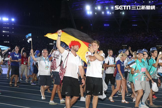 世大運閉幕典禮各國選手進場宛如嘉年華會。（記者邱榮吉/攝影）