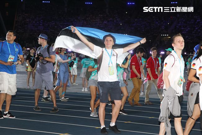 世大運閉幕典禮各國選手進場宛如嘉年華會。（記者邱榮吉/攝影）