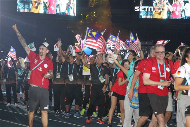 世大運閉幕典禮各國選手進場宛如嘉年華會。（記者邱榮吉/攝影）
