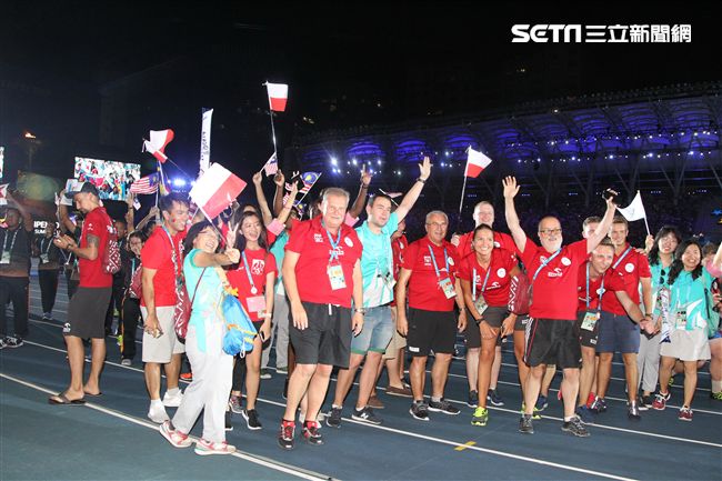 世大運閉幕典禮各國選手進場宛如嘉年華會。（記者邱榮吉/攝影）