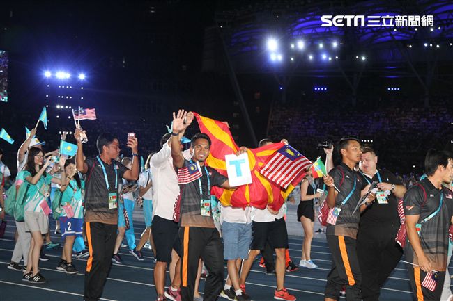 世大運閉幕典禮各國選手進場宛如嘉年華會。（記者邱榮吉/攝影）
