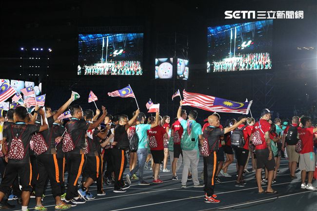世大運閉幕典禮各國選手進場宛如嘉年華會。（記者邱榮吉/攝影）