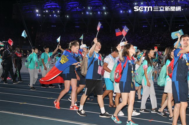 世大運閉幕典禮各國選手進場宛如嘉年華會。（記者邱榮吉/攝影）