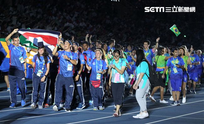 世大運閉幕典禮各國選手進場宛如嘉年華會。（記者邱榮吉/攝影）