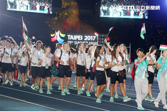 世大運閉幕典禮各國選手進場宛如嘉年華會。（記者邱榮吉/攝影）