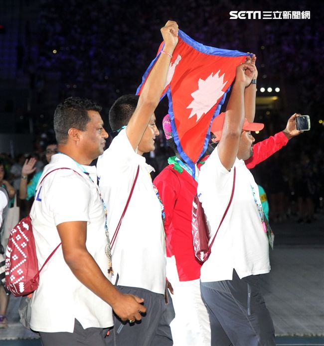 世大運閉幕典禮各國選手進場宛如嘉年華會。（記者邱榮吉/攝影）
