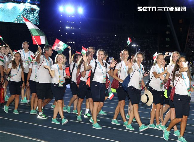 世大運閉幕典禮各國選手進場宛如嘉年華會。（記者邱榮吉/攝影）