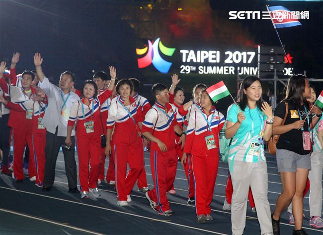 世大運閉幕典禮各國選手進場宛如嘉年華會。（記者邱榮吉/攝影）