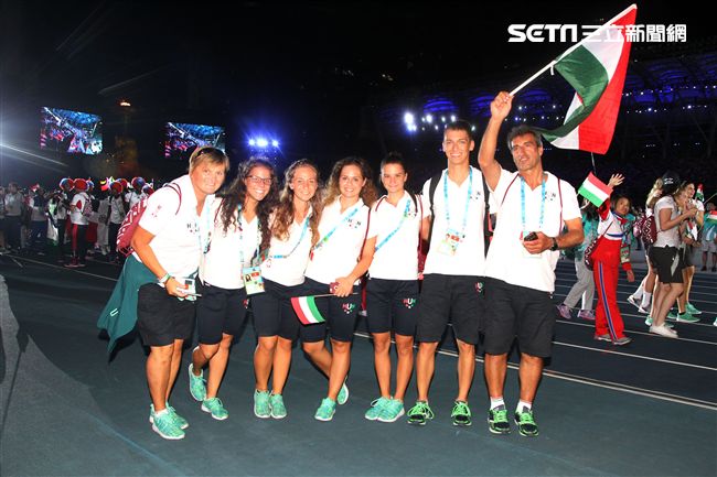 世大運閉幕典禮各國選手進場宛如嘉年華會。（記者邱榮吉/攝影）