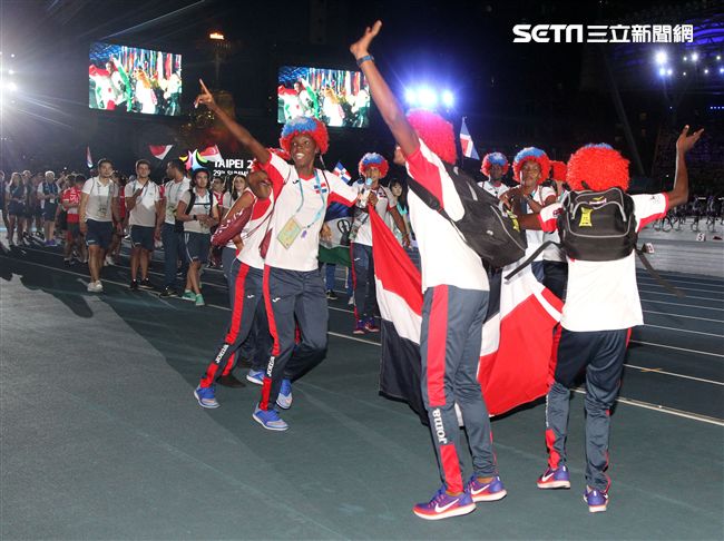 世大運閉幕典禮各國選手進場宛如嘉年華會。（記者邱榮吉/攝影）