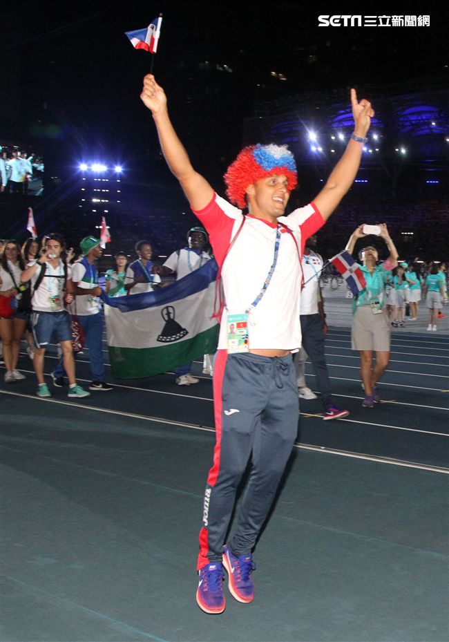 世大運閉幕典禮各國選手進場宛如嘉年華會。（記者邱榮吉/攝影）