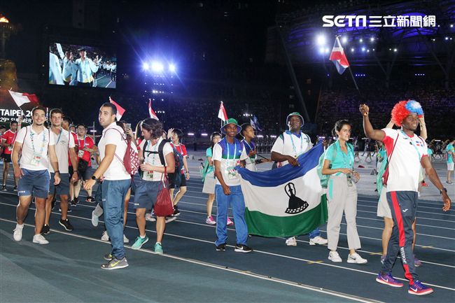 世大運閉幕典禮各國選手進場宛如嘉年華會。（記者邱榮吉/攝影）