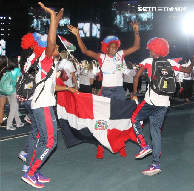 世大運閉幕典禮各國選手進場宛如嘉年華會。（記者邱榮吉/攝影）
