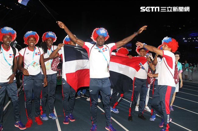 世大運閉幕典禮各國選手進場宛如嘉年華會。（記者邱榮吉/攝影）