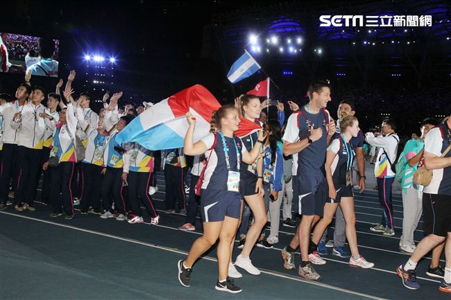 世大運閉幕典禮各國選手進場宛如嘉年華會。（記者邱榮吉/攝影）