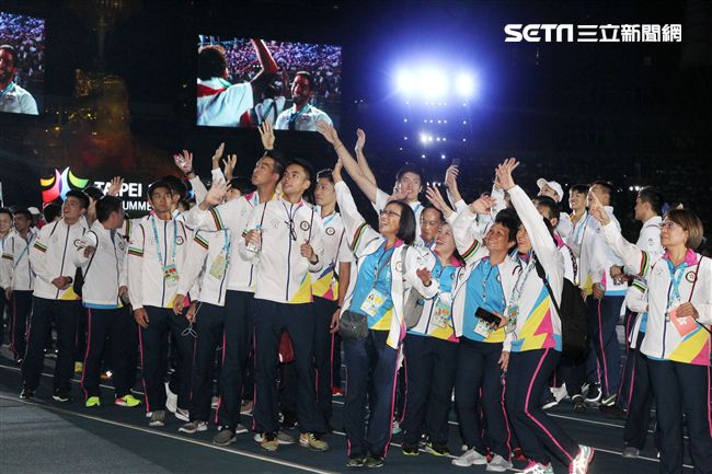 世大運閉幕典禮各國選手進場宛如嘉年華會。（記者邱榮吉/攝影）