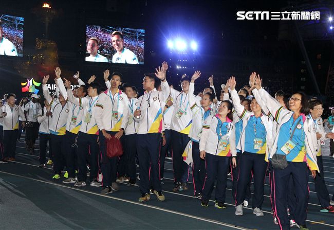 世大運閉幕典禮各國選手進場宛如嘉年華會。（記者邱榮吉/攝影）