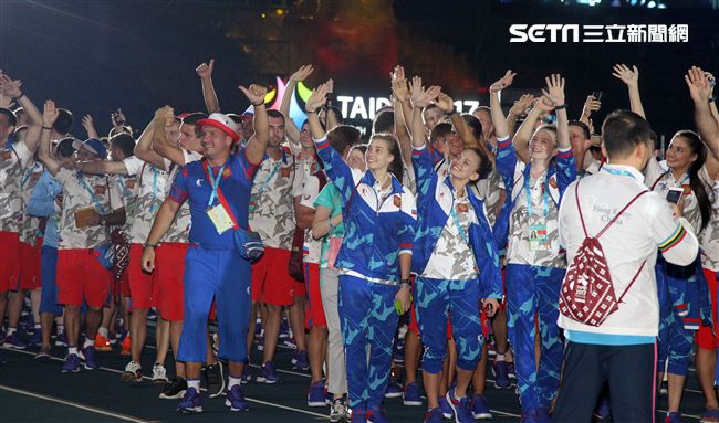 世大運閉幕典禮各國選手進場宛如嘉年華會。（記者邱榮吉/攝影）