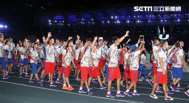 世大運閉幕典禮各國選手進場宛如嘉年華會。（記者邱榮吉/攝影）