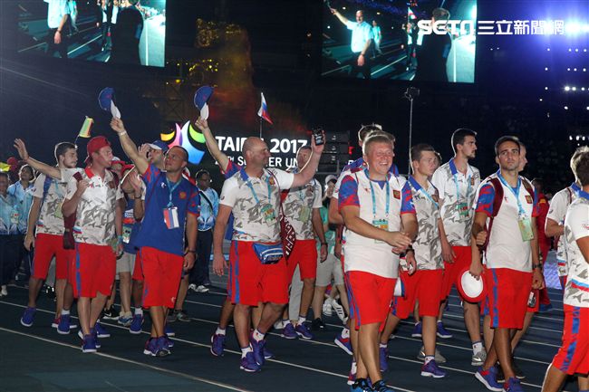 世大運閉幕典禮各國選手進場宛如嘉年華會。（記者邱榮吉/攝影）