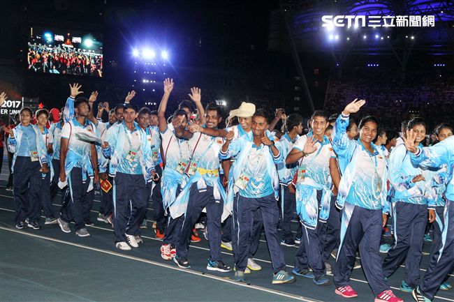 世大運閉幕典禮各國選手進場宛如嘉年華會。（記者邱榮吉/攝影）