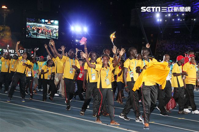 世大運閉幕典禮各國選手進場宛如嘉年華會。（記者邱榮吉/攝影）
