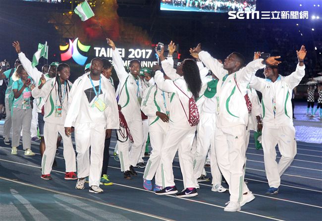 世大運閉幕典禮各國選手進場宛如嘉年華會。（記者邱榮吉/攝影）
