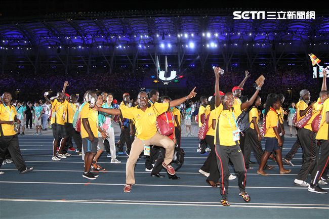 世大運閉幕典禮各國選手進場宛如嘉年華會。（記者邱榮吉/攝影）