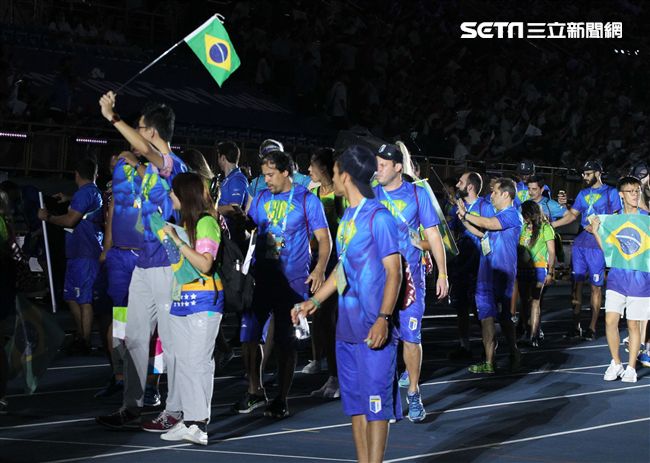 世大運閉幕典禮各國選手進場宛如嘉年華會。（記者邱榮吉/攝影）