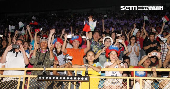 世大運閉幕典禮各國選手進場宛如嘉年華會。（記者邱榮吉/攝影）