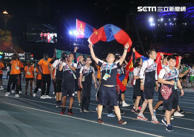世大運閉幕典禮各國選手進場宛如嘉年華會。（記者邱榮吉/攝影）