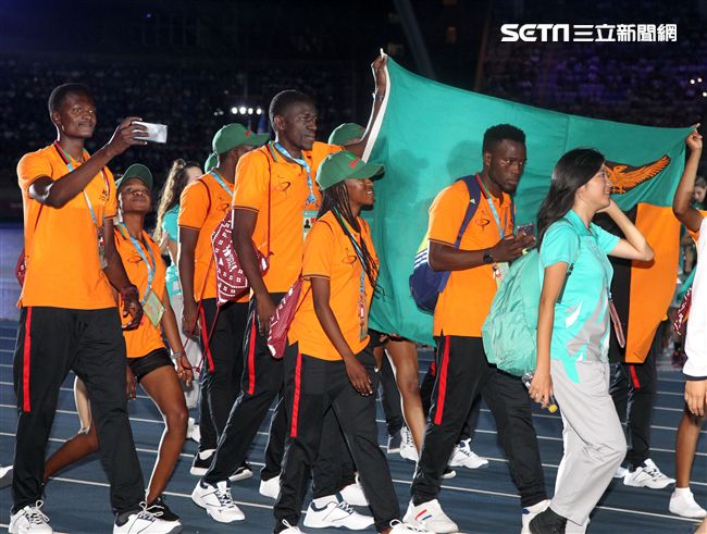 世大運閉幕典禮各國選手進場宛如嘉年華會。（記者邱榮吉/攝影）