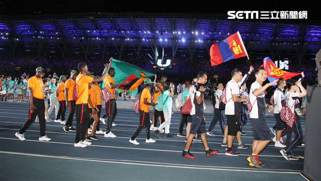 世大運閉幕典禮各國選手進場宛如嘉年華會。（記者邱榮吉/攝影）