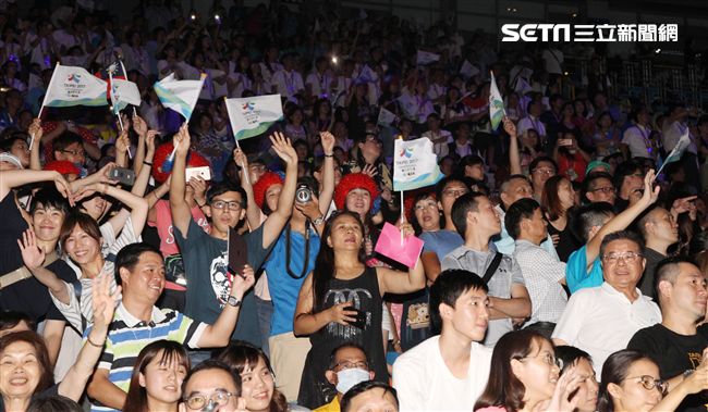 世大運閉幕典禮各國選手進場宛如嘉年華會。（記者邱榮吉/攝影）