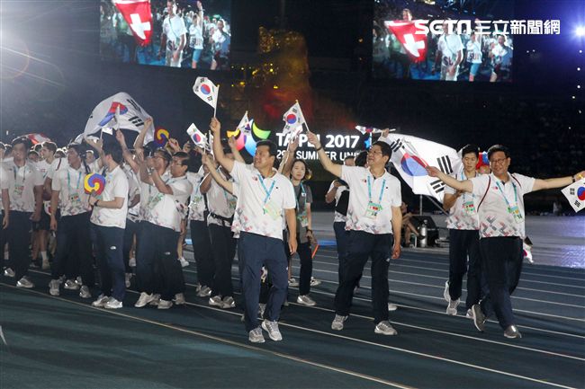 世大運閉幕典禮各國選手進場宛如嘉年華會。（記者邱榮吉/攝影）