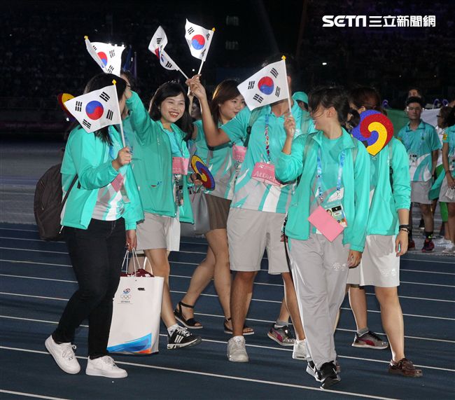 世大運閉幕典禮各國選手進場宛如嘉年華會。（記者邱榮吉/攝影）