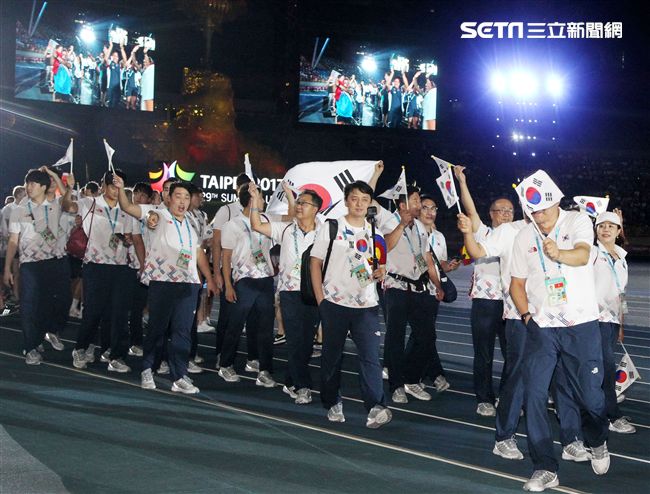 世大運閉幕典禮各國選手進場宛如嘉年華會。（記者邱榮吉/攝影）