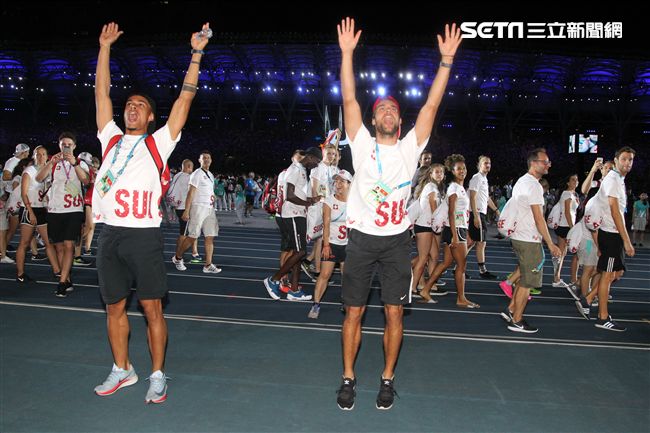 世大運閉幕典禮各國選手進場宛如嘉年華會。（記者邱榮吉/攝影）