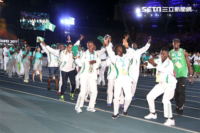 世大運閉幕典禮各國選手進場宛如嘉年華會。（記者邱榮吉/攝影）