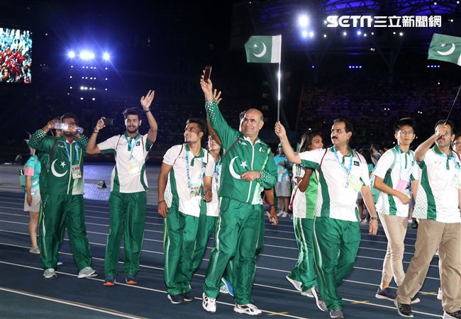 世大運閉幕典禮各國選手進場宛如嘉年華會。（記者邱榮吉/攝影）
