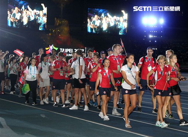 世大運閉幕典禮各國選手進場宛如嘉年華會。（記者邱榮吉/攝影）