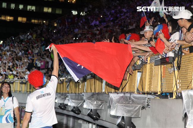 世大運閉幕典禮各國選手進場宛如嘉年華會。（記者邱榮吉/攝影）