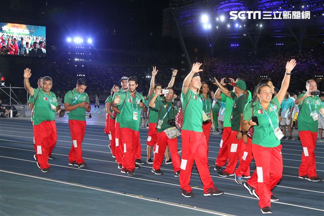 世大運閉幕典禮各國選手進場宛如嘉年華會。（記者邱榮吉/攝影）