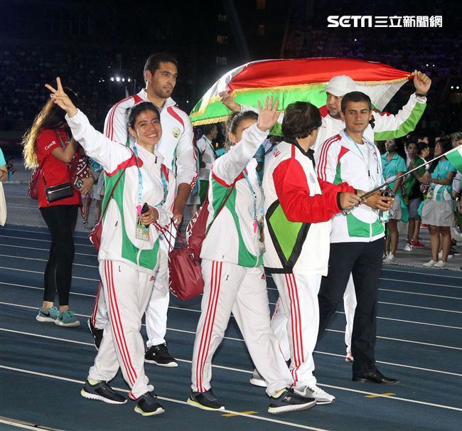 世大運閉幕典禮各國選手進場宛如嘉年華會。（記者邱榮吉/攝影）