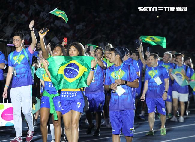 世大運閉幕典禮各國選手進場宛如嘉年華會。（記者邱榮吉/攝影）