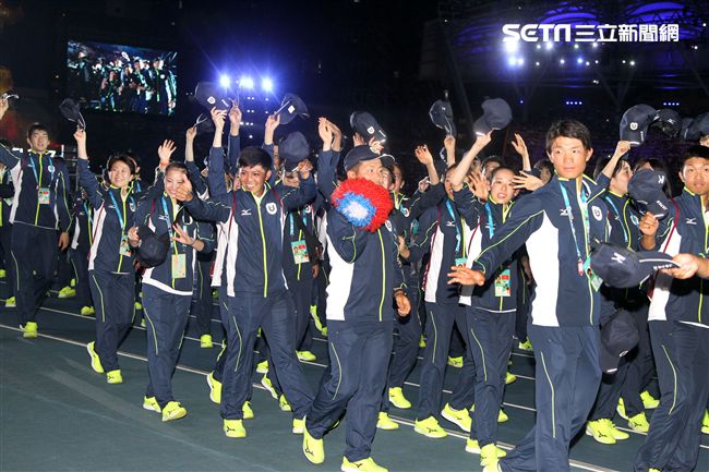 世大運閉幕典禮各國選手進場宛如嘉年華會。（記者邱榮吉/攝影）
