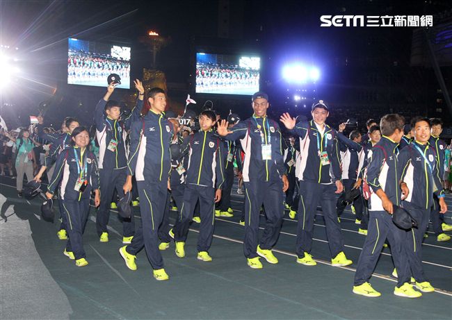 世大運閉幕典禮各國選手進場宛如嘉年華會。（記者邱榮吉/攝影）